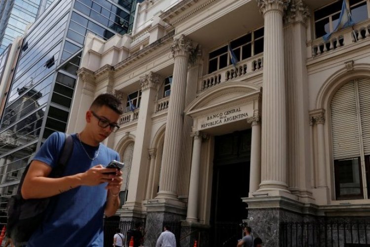 <p>Presión electoral en Argentina lleva el dólar al techo de la banda y obliga al banco central a vender US$ 45,5 millones</p>