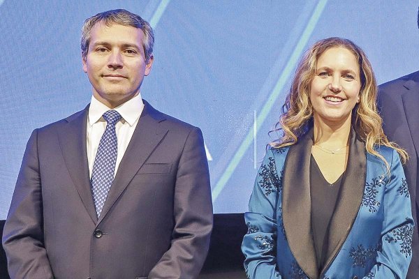 <p>El secretario general de la Sofofa, Rodrigo Yáñez , y la presidenta del gremio, Rosario Navarro. Foto: Julio Castro</p>