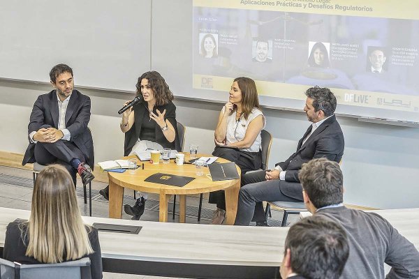 <p>La comunidad Entre Códigos congregó a un panel de expertos integrado por Ignacio Esnaola, María Jesús Ibáñez (ambos a la izq.) y Marco Aravena (der.). La conversación fue dirigida por Paula Vargas. Foto: José Montenegro</p>