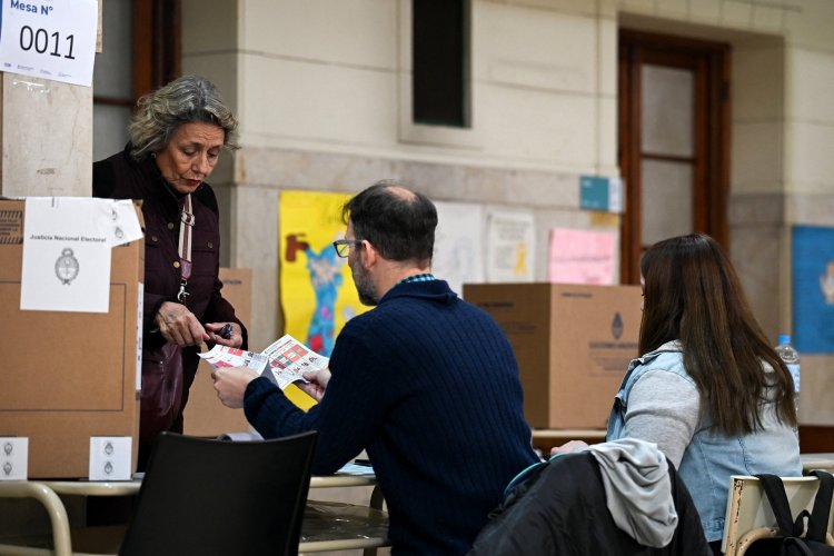 <p>Elecciones legislativas en Argentina: cierran las mesas y la participación cae con fuerza hasta el 66% del total</p>