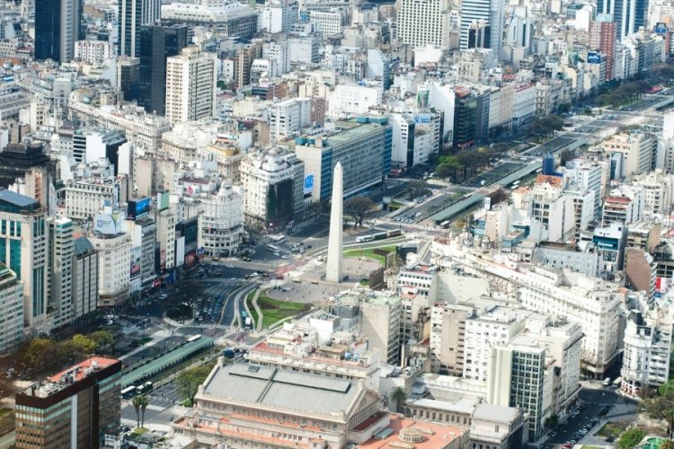 <p>El triunfo de Milei y la baja del dólar reactivaron consultas y ventas en las inmobiliarias en Argentina</p>