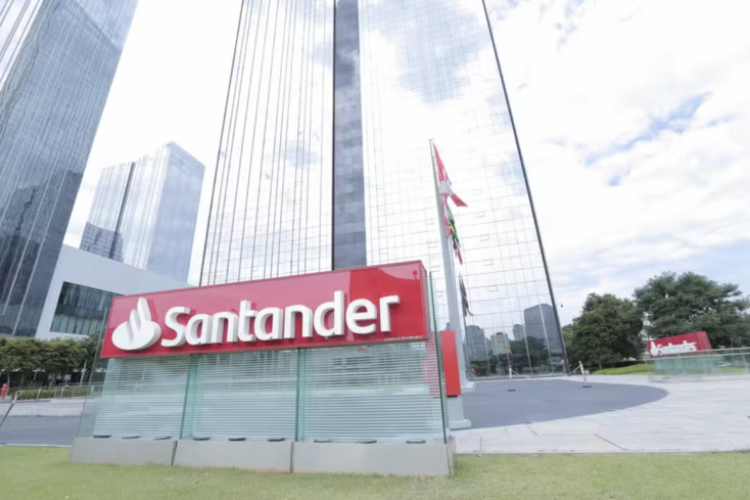 <p>Santander Brasil reporta una ganancia de US$ 742 millones en el tercer trimestre, superando las proyecciones</p>