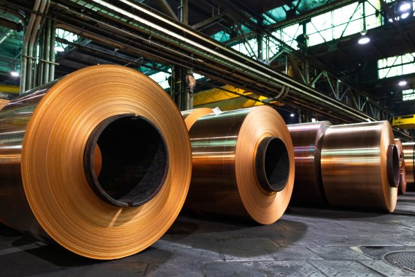 Cobre alcanza un nuevo récord en Londres a medida que problemas de oferta auguran un amplio déficit en el mercado