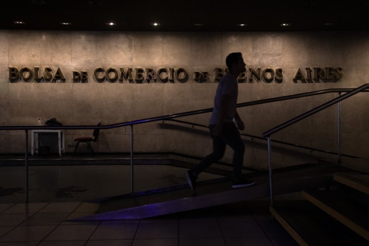 <p>Bolsa de Argentina rumbo al mejor mes en su historia: habría subido 52% en dólares impulsado por el resultado legislativo</p>