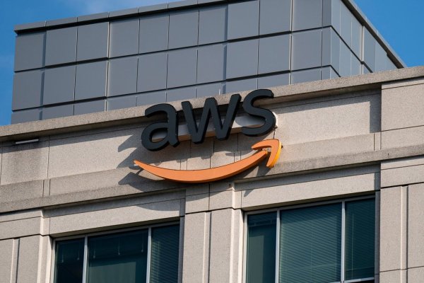 Amazon informa que su unidad en la nube creció al ritmo más rápido desde 2022 y sus acciones se disparan