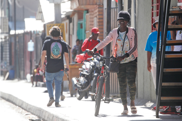 Panel UC respalda mantener la atención de salud y educación a migrantes irregulares
