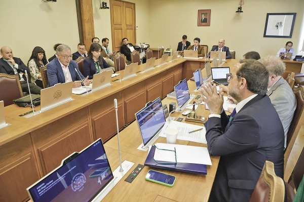 <p>El biministro de Economía y Energía, Álvaro García, participó ayer en la Comisión Revisora de la Acusación Constitucional contra el exministro Diego Pardow. Foto: Aton</p>