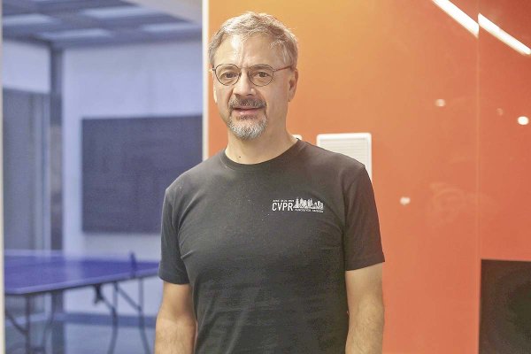 Álvaro Soto, director del Centro Nacional de Inteligencia Artificial (CENIA): “Tenemos que desarrollar nuestra propia infraestructura de cómputo para IA”
