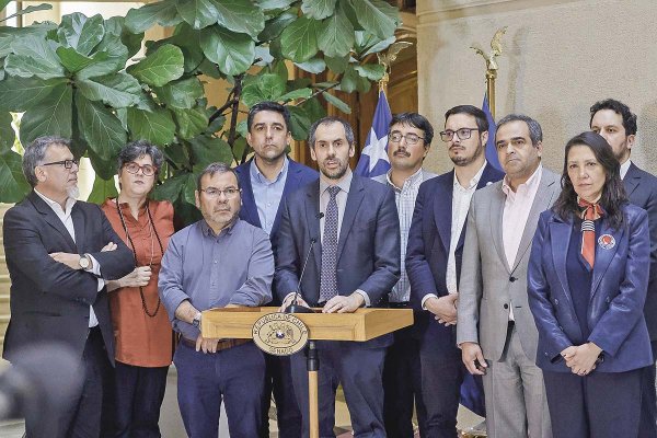 <p>El ministro Grau se reunió con diputados y senadores oficialistas en Valparaíso. Foto: Aton</p>