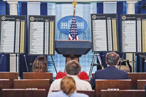 Magistrados clave del Tribunal Supremo cuestionan los aranceles globales de Trump