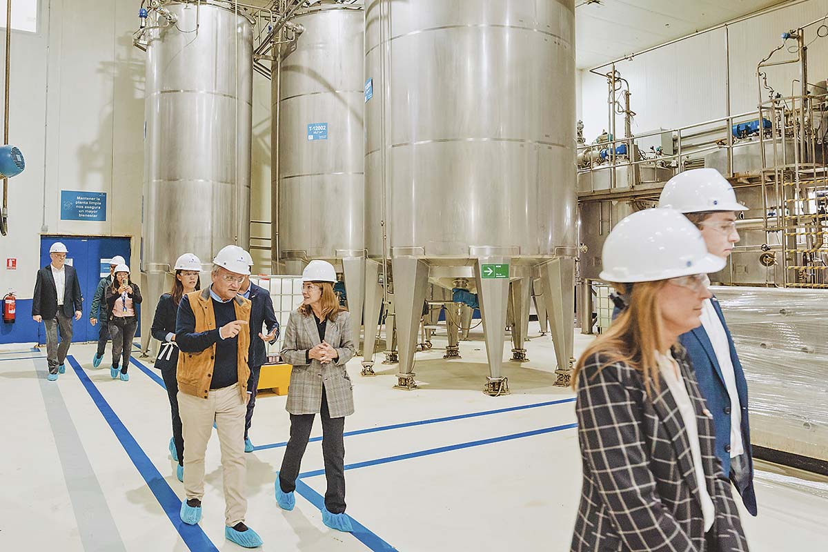 <p>Visita guiada para las autoridades, representantes de Sofofa e invitados por la planta de Golden Omega en Arica, realizada en el lanzamiento del clúster en julio.</p>