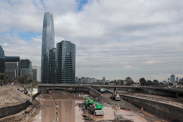 <p>Condenan a Costanera Norte y Sacyr a indemnizar con $ 1.387 millones a cinco empresas afectadas por desborde del río Mapocho en 2016</p>