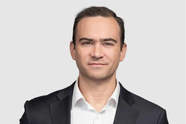 BlackRock mueve la grúa en el mercado chileno y ficha a exdirector de distribución de Toesca