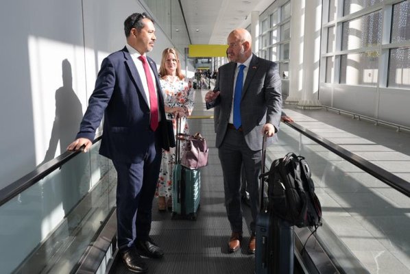 Énfasis en colaboración para frenar inmigración ilegal y combate al crimen: las prioridades del nuevo embajador de EEUU que ya está en Chile