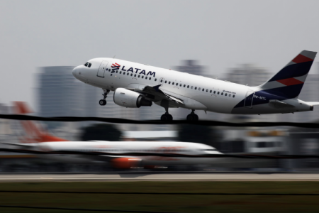 Pilotos de Latam en Chile iniciarán huelga esta medianoche: acusan que empresa se negó a extender negociaciones colectivas