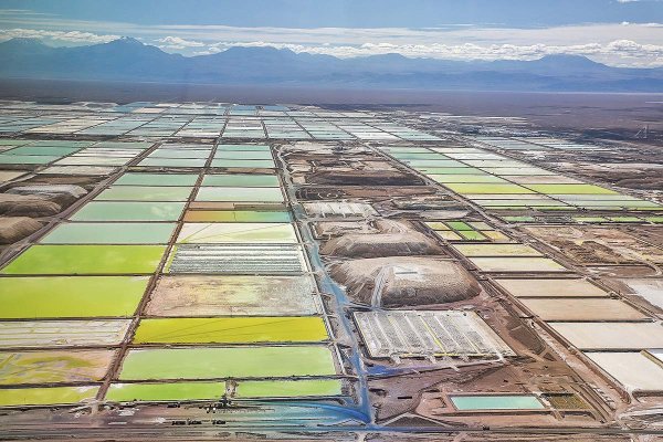 Precio del litio y riesgo político ponen a prueba el rally bursátil de SQM
