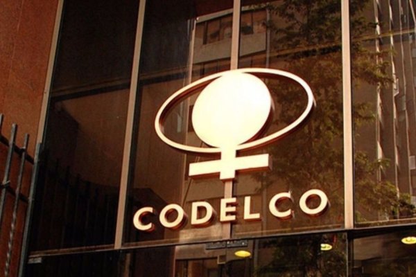 Fitch alerta que alto endeudamiento de Codelco pesa en un "débil" perfil crediticio: cuprera paga al año US$ 1.200 millones en intereses
