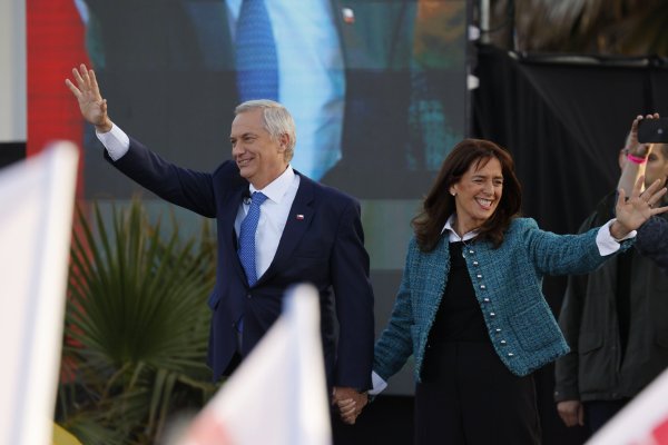 Guitarreo, clases de alemán y el queque familiar: Pía Adriasola, la “ministra del interior” de JAK