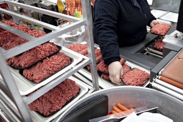 Trump planea recortar los aranceles a la carne de res y los tomates ante el descontento de los votantes por los altos precios