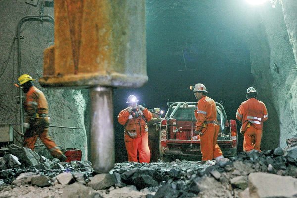 Bonos sin impuestos, voto electrónico en faena y ministerio en el norte: el estrecho vínculo entre Parisi y los mineros