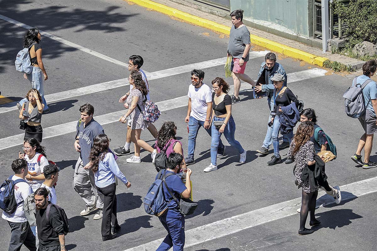<p>Otra señal del mercado laboral: despidos por necesidad de la empresa superan los 370 mil</p>