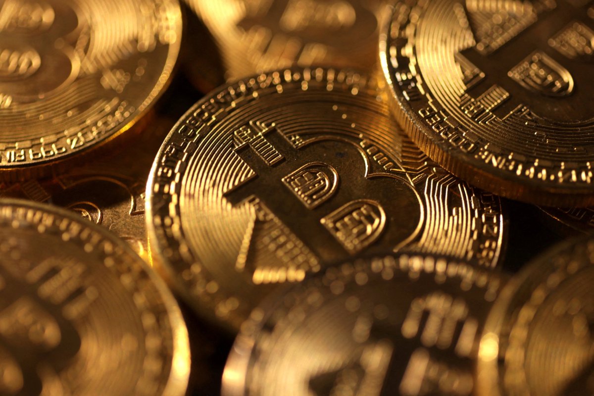 <p>El desplome de las criptomonedas desata alarmas en los mercados financieros: el bitcoin borró ganancias del año</p>