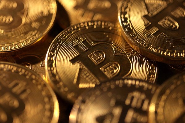 <p>El desplome de las criptomonedas desata alarmas en los mercados financieros: el bitcoin borró ganancias del año</p>