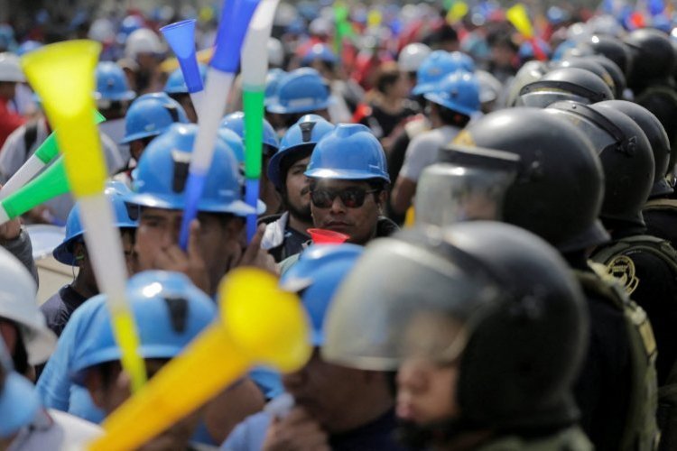 <p>Mineros informales de Perú vuelven a carga para presionar al Congreso y mantener operaciones</p>