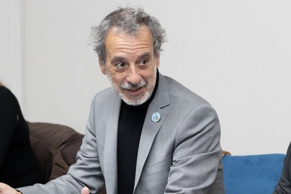 <p>Gobierno remueve al director de la Comisión Chilena de Energía Nuclear, quien había negado a Pardow dejar el cargo</p>