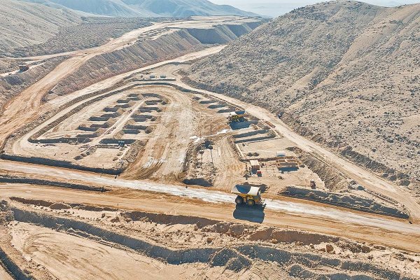 Minera Lomas Bayas de la gigante Glencore presenta proyecto de US$ 103 millones para extender su vida útil desde 2030 a 2038