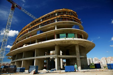 Dueño de argentina Alpha Media Group desembarca en real estate: compra parte de la empresa detrás del Monumental y Ezeiza