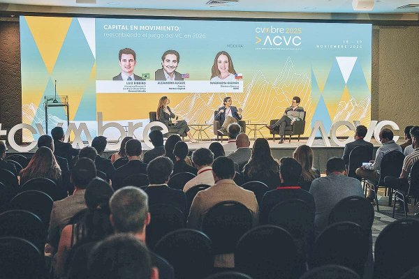 <p>Alejandro Algaze de Matters Capital y Luiz Ribeiro de General Atlantic en panel moderado por Magdalena Guzmán de la Asociación Chilena de Venture Capital.</p>