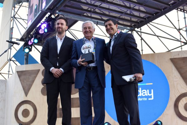 <p>Roberto Angelini, presidente de Empresas Copec, recibiendo el reconocimiento. </p>