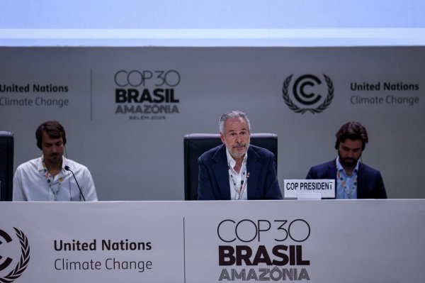<p>Foto: Reuters. El presidente de Brasil en la COP30 , André Correa do Lago, asiste a una sesión plenaria durante la Conferencia.</p>