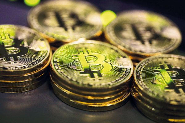 Las claves para entender el desplome del bitcoin: cripto registra su peor mes desde 2022