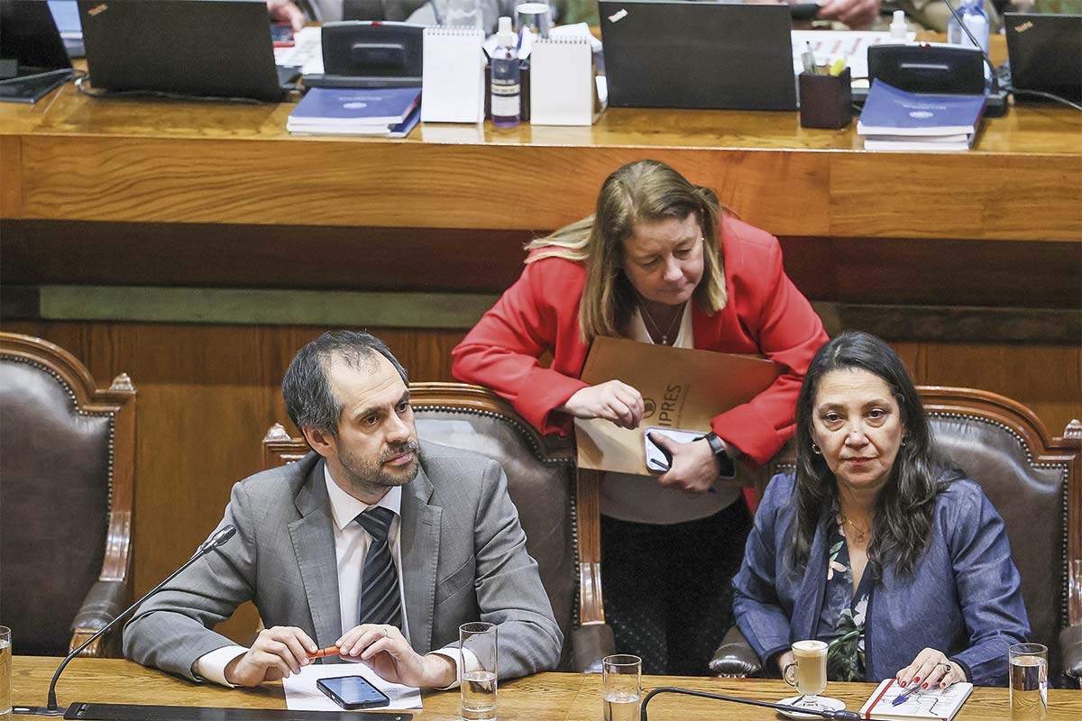 <p>El ministro de Hacienda, Nicolás Grau, la subsecretaria Heidi Berner y la ministra Segpres, Macarena Lobos. Foto: Camara de Diputados</p>