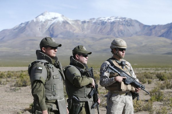 Ministro Cordero cuestionó llamados a reforzar presencia militar en la frontera luego que Perú decretara estado de emergencia en Tacna por crisis migratoria