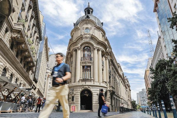 Territoria acuerda la compra del histórico edificio de la Bolsa de Santiago: contempla reconversión con placa comercial, plaza y cowork