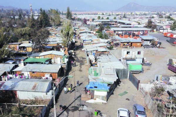 <p>En antesala del primer cara a cara: las cifras de pobreza en Chile que desafían las miradas de Kast y Jara</p>