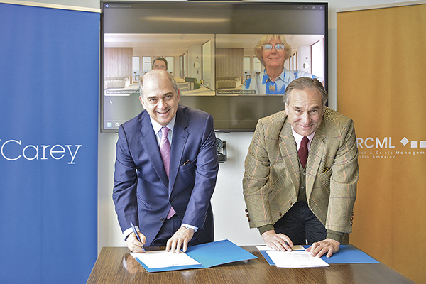 Pablo Iacobelli, socio y managing partner de Carey, y Juan Carlos Délano de RCML firman el acuerdo entre RCML, Innova Ibérica y Carey.