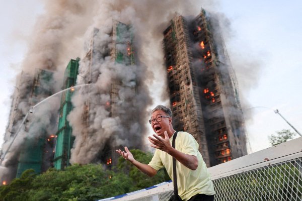 <p>El incendio devastó las torres de 32 pisos en el distrito de Tai Po. (Foto: Reuters)</p>