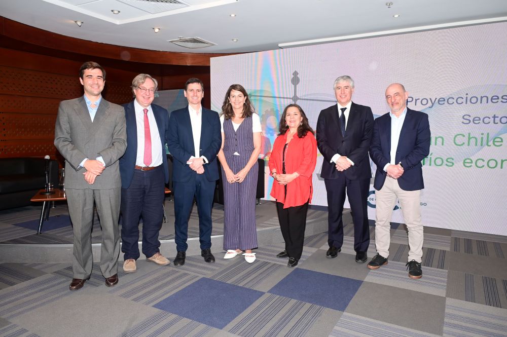 <p>Nicolás León (CChC), Francisco Gana (SNA), Rodrigo Mujica (Sofofa), María Teresa Vial (CCS), Lorena Arriagada (Achet), Matías Bernier (ABIF) y George Lever (CCS).</p>