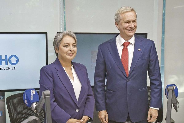<p>Los candidatos debatieron casi dos horas medidas para superación de la pobreza. Foto: Aton Chile</p>