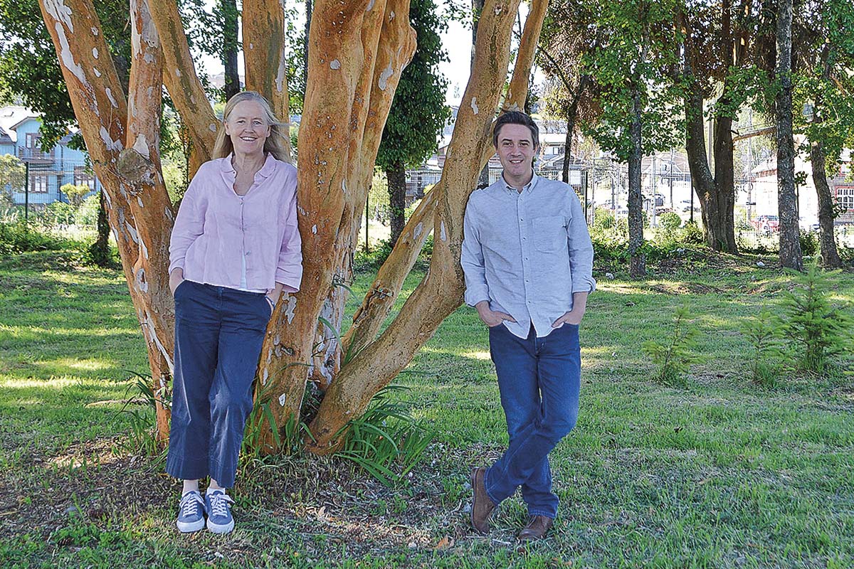 <p>Anette Krohn (Endeavor) y Eduardo Wallach (Kura Biotech) en el terreno donde se construirá el startuplab de Los Lagos.</p>