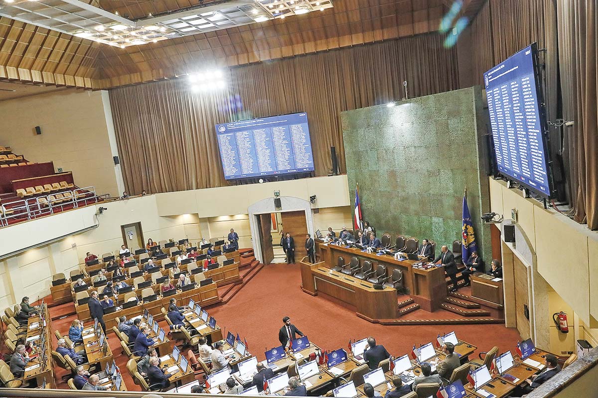 <p>Panel UC ve como prioritario impulsar reforma que evite la fragmentación política en el próximo Gobierno</p>