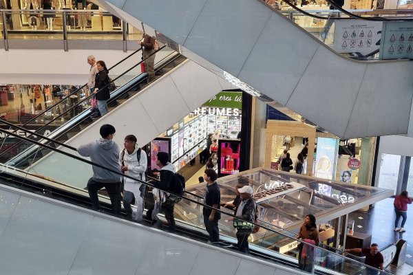 <p>La economía chilena entra al último trimestre del año al ritmo del 2% gracias al comercio y los servicios</p>