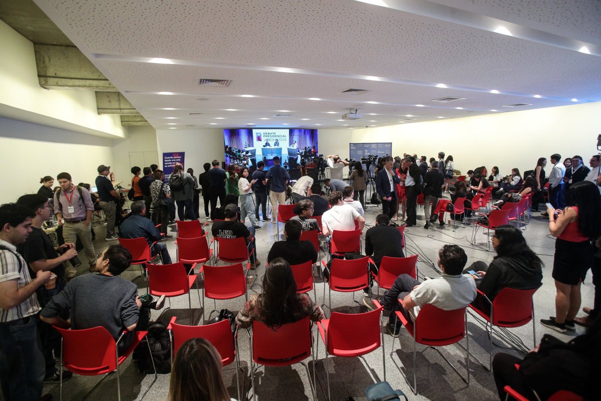 <p>“No vamos a enganchar” y “ausencia de respuestas”: la tensión siguió en bambalinas tras el fuerte debate entre Kast y Jara</p>