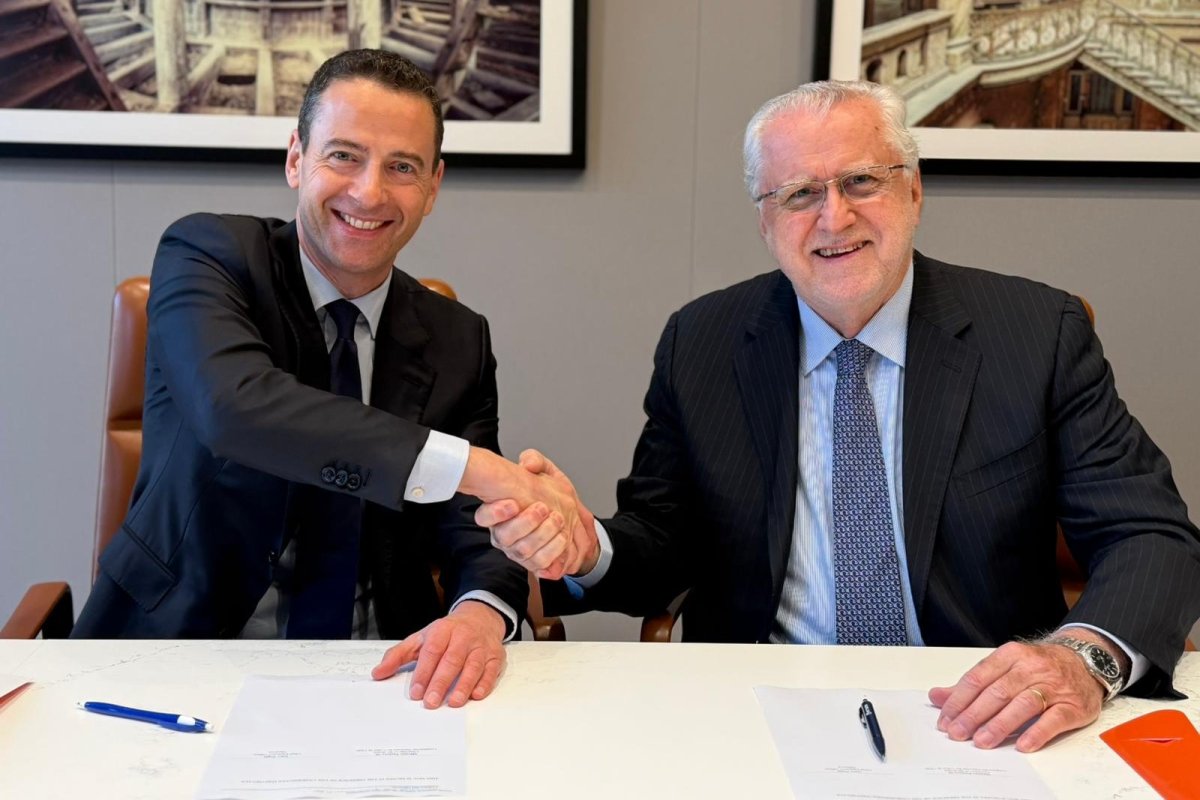 <p>Gary Nagle, CEO global de Glencore, firma el MoU con Máximo Pacheco de Codelco.</p>