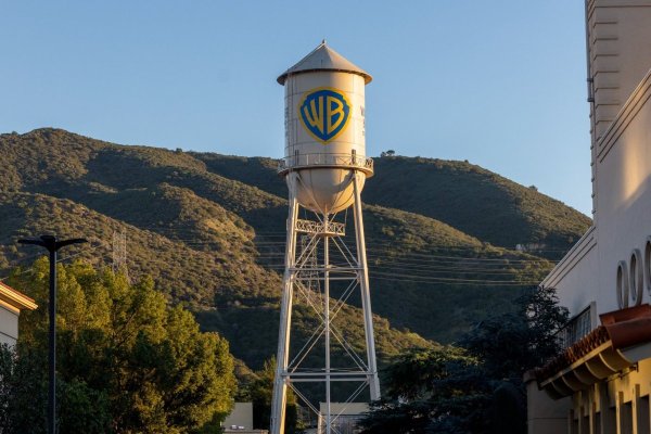 Warner Bros Discovery entra en fase de venta: la oferta de Netflix acelera la liquidación de activos en Hollywood