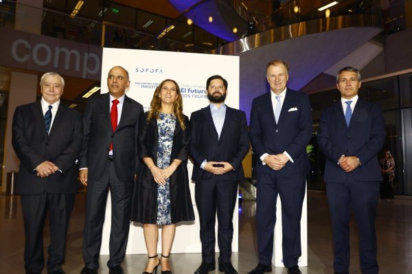 <p>La presidenta de Sofofa, Rosario Navarro, y el mandatario Gabriel Boric protagonizaron los discursos del encuentro. Los acompañan en la imagen Jorge Ortúzar, Gonzalo Said, Heriberto Urzúa y Rodrigo Yáñez.</p>